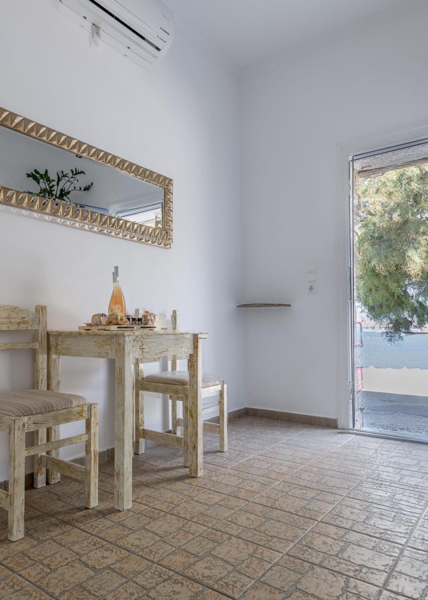 Floras Rooms Pollonia Exterior foto
